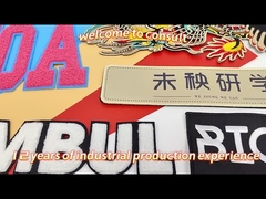 生地によって刺繍されるパッチのバッジのあや織りは刺繍パッチで縫う