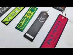昇進のギフトOEMの注文のロゴKeychainのKeychainの刺繍された札