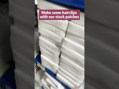 かわいい子供は刺繍で修繕するEcoの友好的な黒をアイロンをかける