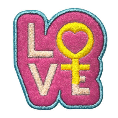 ピンクの刺繍パッチのMerrowのボーダー「愛」手紙パッチのOEMの注文の鉄