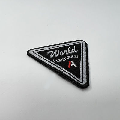 三角形の刺繍パッチの編まれたパッチの都市スポーツのロゴの鉄をカスタム設計しなさい