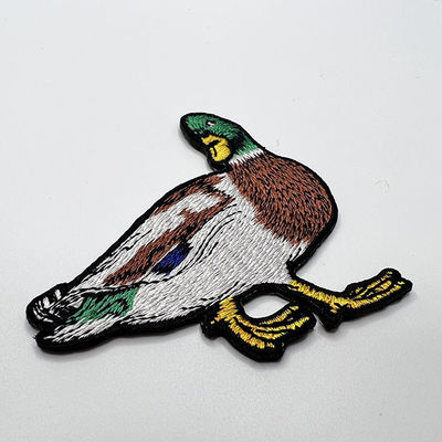 刺繍されたパッチのカートンのアヒルの刺繍パッチPMS色パッチの鉄