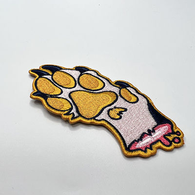 刺繍される衣類パッチ100%のかわいいカートン犬の足の鉄はPMS色に続く