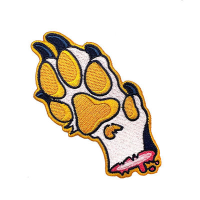 刺繍される衣類パッチ100%のかわいいカートン犬の足の鉄はPMS色に続く