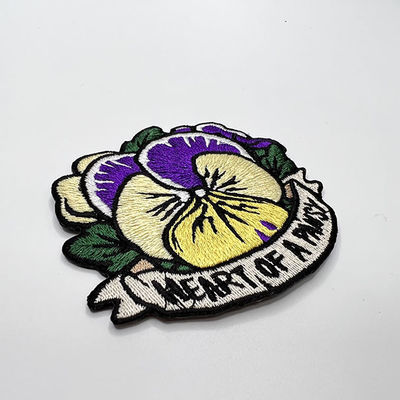 衣類/靴/帽子のための刺繍パッチの接着剤の裏付けの7色のパンジーの花の鉄