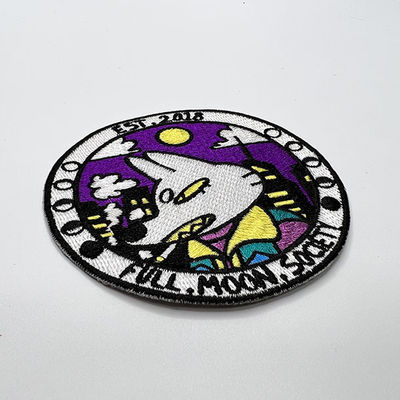 円形の小さい刺繍パッチは7色の裏付けのオオカミの棒をカートンに入れる