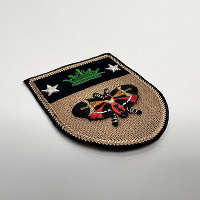Merrowのボーダーが付いている刺繍パッチの蜂の完全な刺繍の鉄をカスタム設計しなさい