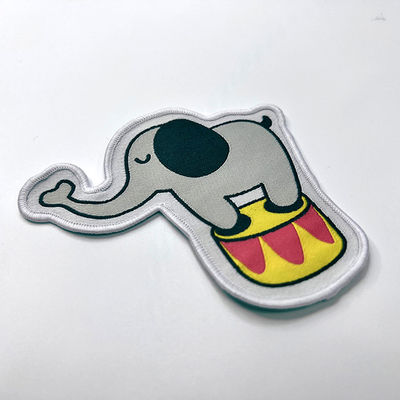 カートンの子供によって編まれるかわいい衣類はパッチのShrinkproofのステッチの鉄にパッチを当てます