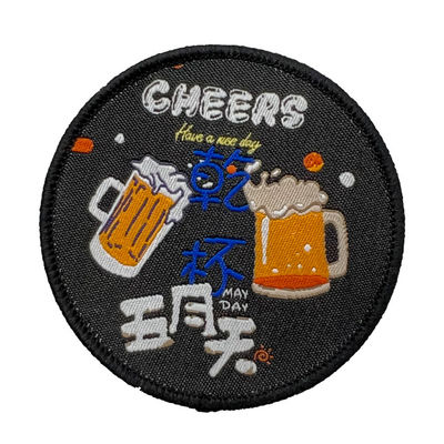 デザイナーは刺繍の鉄を修繕するポリエステル糸によって編まれるロゴ パッチを元気づける