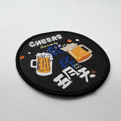 デザイナーは刺繍の鉄を修繕するポリエステル糸によって編まれるロゴ パッチを元気づける