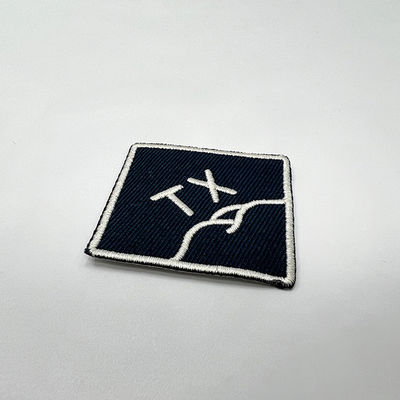 注文のサンプル様式によって刺繍される手紙は編まれたパッチの支持の鉄を修繕する