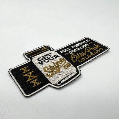 注文のジャケットが刺繍の衣服の鉄を修繕するPandone色は卸しで修繕する