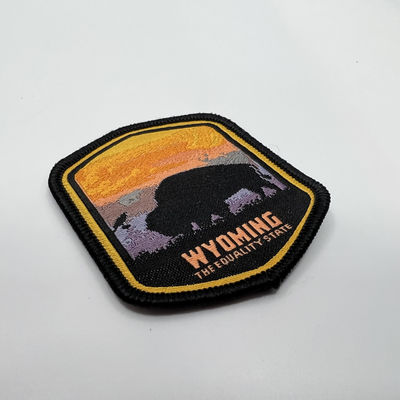 自然なデザイナーMerrowedのボーダーが付いている刺繍のロゴ パッチの動物によって編まれるパッチの鉄