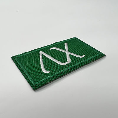 PMS Pantone色のあや織りの刺繍の生地パッチ熱は衣類のための注文を切った