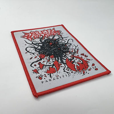 洗濯できる赤いMerrowedの刺繍のバッジのボーダーによって編まれるロゴ パッチPMS色の鉄